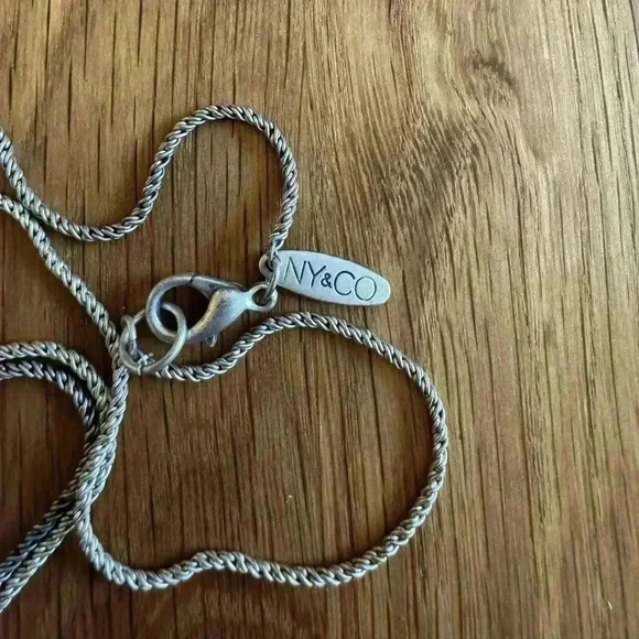 NY & CO vintage silver tone necklace and rectangular pendant with black stone. - Picture 4 of 4